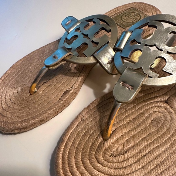 💛 Rare! Tory Burch Logo Metallic Gold Platinum Raffia Sandal Flip Flop 8 💛 - Picture 5 of 5